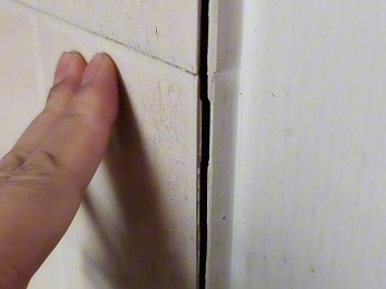 墙砖翘了怎么办视频教学(墙瓷砖翘起来怎么处理比较好)